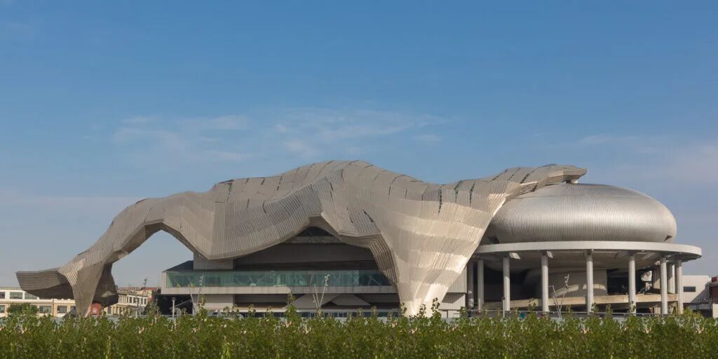 Architecture and city life in Milan 1