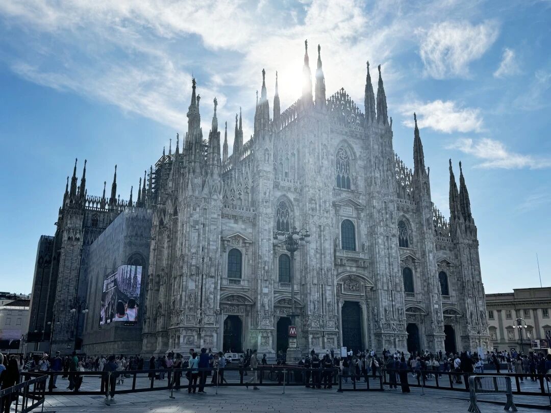 Architecture and city life in Milan 3