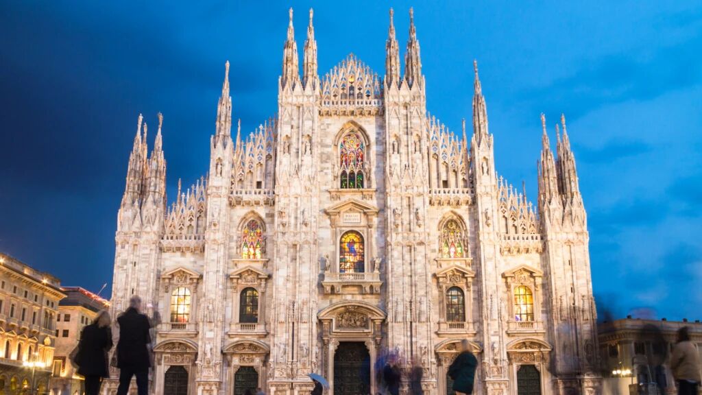 Architecture and city life in Milan 4