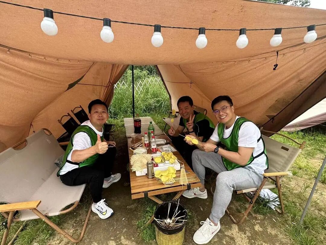 团队成员在天幕下准备烧烤食材