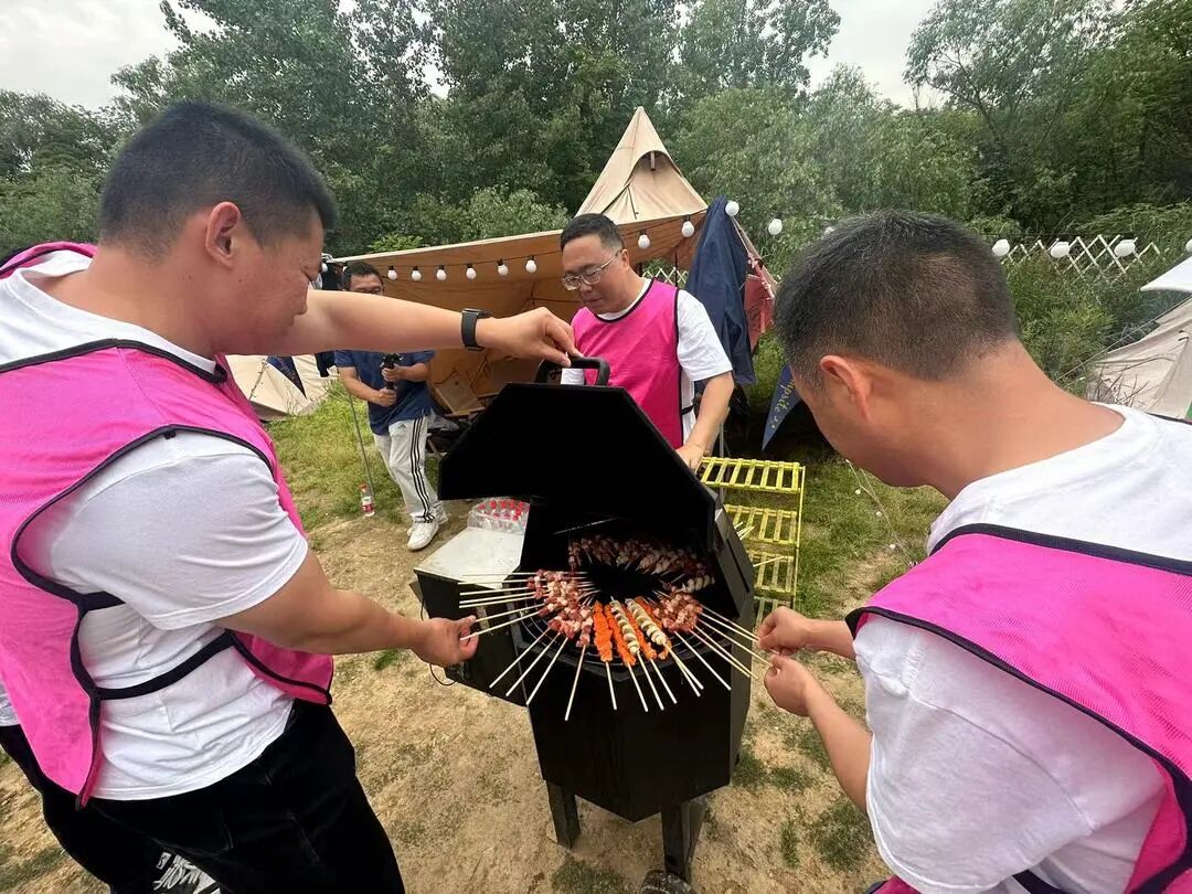团队成员一起进行户外烧烤