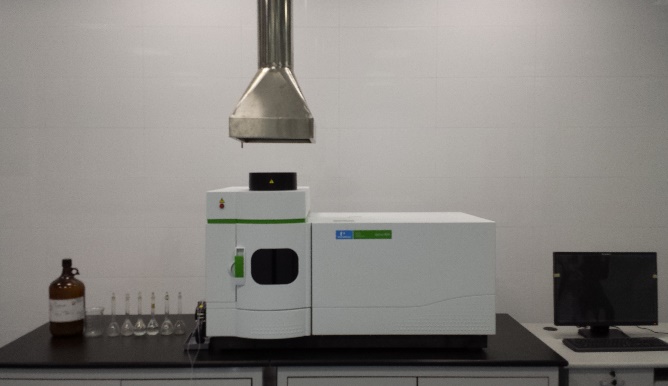 ICP spectrometer — bench instrument with fume hood, sample vials and workstation